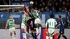Packende Spielszene im Strafraum: Celtic-Spieler im klassisch grün-weiß gestreiften Trikot setzen sich bei einem Eckball im Kopfballduell gegen die gegnerische Abwehr durch.